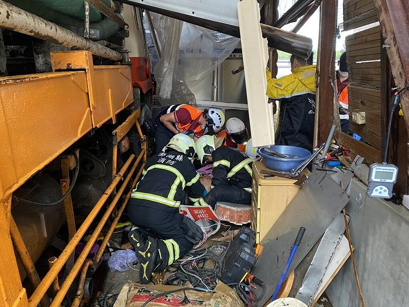 澎湖馬公市東衛里2日上午發生一起嚴重意外事故，一輛混凝土車疑似煞車失靈滑行，鄭姓父子2人企圖阻擋，遭碾壓受困，澎湖縣消防局前往救援，其中一人OHCA，另一人則重傷昏迷緊急送醫搶救。（澎湖縣消防局提供） 中央社   114年8月2日   