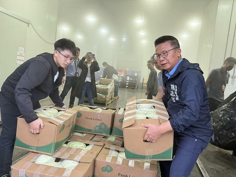 姚志旺(右)親自下場幫忙搬運即將送往原鄉的民生物資。   圖：高雄市農業局/提供