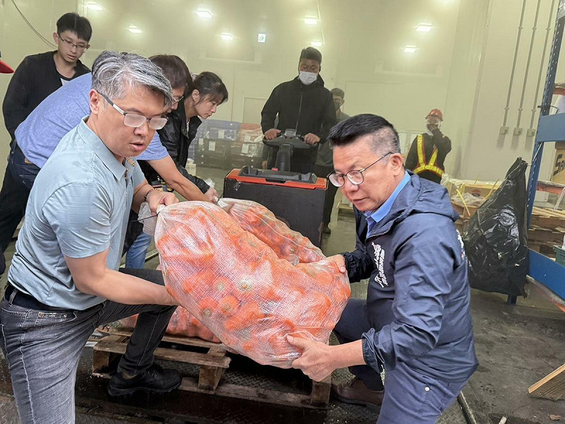 鳳山區農會與高雄肉品公司第一時間調派新鮮豬肉送往山區。 圖:高雄市農業局/提供