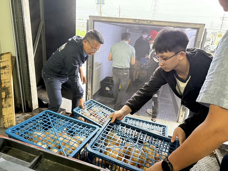 加洲合作社與大社合作農場當季蔬菜,日出之際完成分裝送往山區。 圖:高雄市農業局/提供