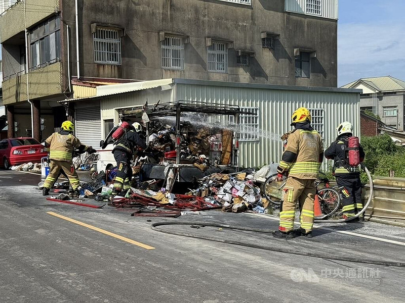 苗栗市復興路1輛停放路邊的小貨車2日上午不明原因自燃起火，車主平日在夜市擺攤，貨車堆滿各式飾品及電子產品，消防隊員雖迅速趕往撲滅火勢，但商品幾乎全毀，起火原因仍待調查。中央社記者管瑞平攝　114年8月2日   