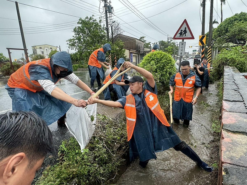 民進黨中央黨部黨工組成的「DPP志工隊」赴災區協助災後復原。 圖:民進黨/提供