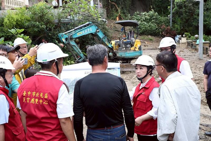台中連日降下豪雨，多地發生土石崩落與道路阻斷災情，市長盧秀燕（右2）2日分別前往北屯、石岡等遭滑落土石波及民宅勘災，指示市府相關單位儘速復建。   圖 : 台中市政府/提供