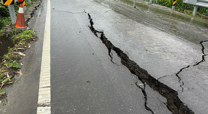 台29線三明火路段路基沉陷長達500公尺。 圖:公路總局南部分局/提供