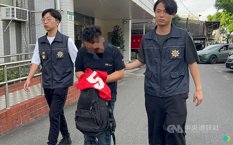 陳姓女子誤信假投資廣告遭詐，經警方說明才發覺遇上詐騙，隨即配合警方誘捕取款的管姓車手（中）。新北警方2日表示，管男被依加重詐欺與洗錢防制法移送，法院裁定收押。（翻攝畫面）中央社記者黃旭昇新北市傳真  114年8月2日   