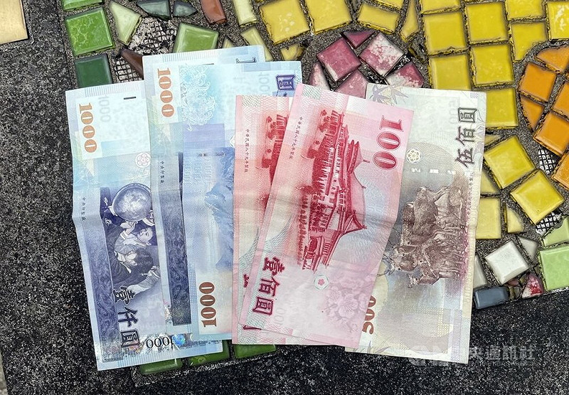 新北市三峽警方破獲一起假投資詐騙案,管姓男子曾多次擔任詐團車手,日前到北大特區公園與被害人面交投資款時,被埋伏員警當場逮捕,警方查扣偽造工作證、財務與手機等贓證物。(翻攝畫面)中央社記者黃旭昇新北市傳真 114年8月2日