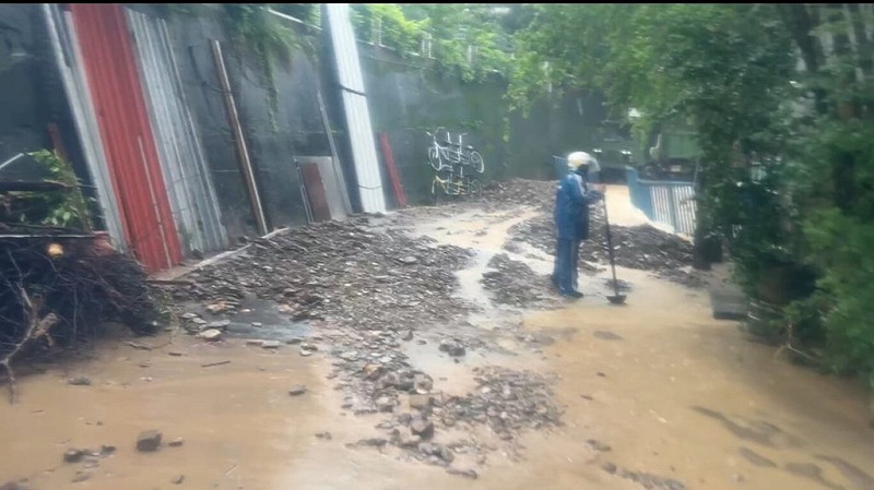 大雨不斷，屏東縣三地門鄉口社村雨量破470毫米，村內涵管被大量土石塞住，道路被土石及泥流覆蓋。   圖 : 讀者/提供