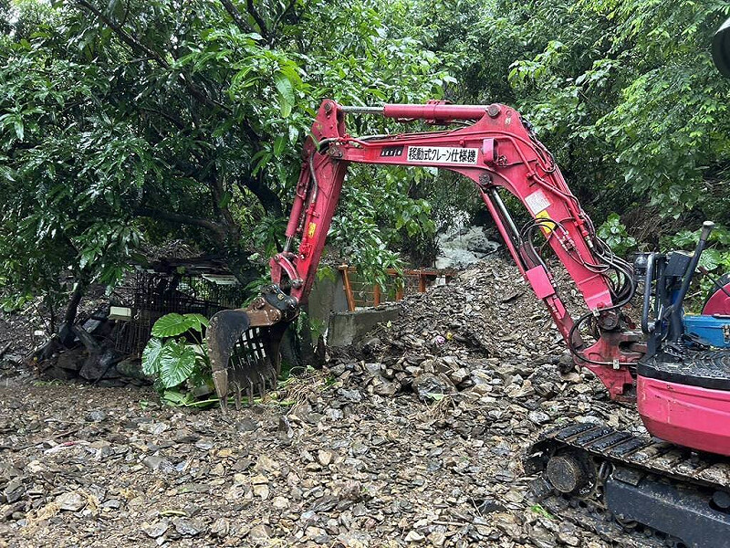 屏東縣三地門鄉口社村2日累積雨量突破470毫米,村內涵管被大量土石掩埋、道路被土石泥流覆蓋,經動用重機具協助移除,目前狀況已排除。 圖 : 屏東縣政府/提供
