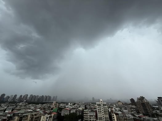 鄭明典PO出台北大雨的天空，只見烏雲壟罩，雨水傾瀉而下的畫面驚呼，「明顯的雨瀑！好像開水龍頭」。   圖：取自鄭明典臉書