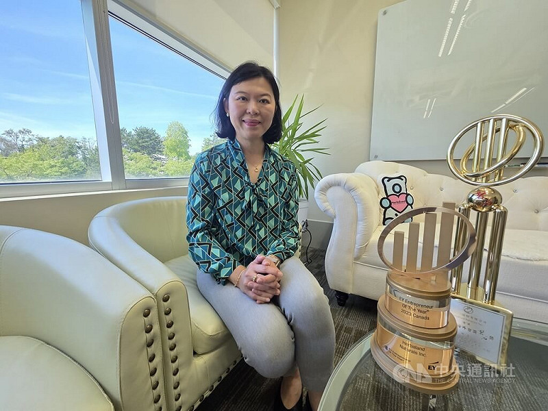 創立禾寶藍的楊秀偉獲獎無數，曾獲台灣「海外磐石獎」，也榮獲被商業界喻為是奧斯卡殊榮的「安永企業家獎」，是首位加拿大第一代華人移民榮獲此桂冠。由於她積極分散市場，並成功塑造加拿大優質品牌的鮮明形象，美國的關稅危機反成為禾寶藍的新契機。中央社記者程愛芬溫哥華攝   