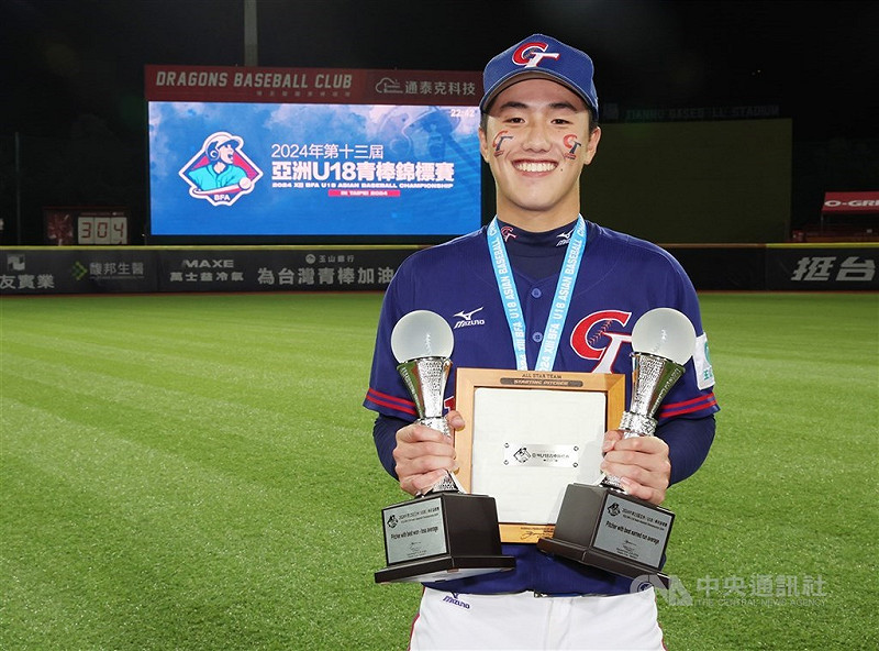亞洲棒球錦標賽將於9月在中國開打，旅日歐力士猛牛隊陳睦衡、福岡軟銀鷹隊張峻瑋有望加入亞錦台灣隊。圖為陳睦衡2024年亞洲青棒錦標賽獲獎畫面。（中央社檔案照片）   