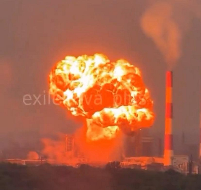 新庫比謝夫(Novokuybyshevsk)煉油廠昨(1)夜遭烏軍無人機襲擊,廠區內發生劇烈爆炸。 圖:翻攝自 X