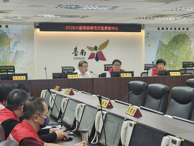 行政院雲嘉南災後復原前進指揮所副指揮官李孟諺前往臺南市災害應變中心與黃偉哲市長會商搶救災事宜。   圖 : 行政院 / 提供