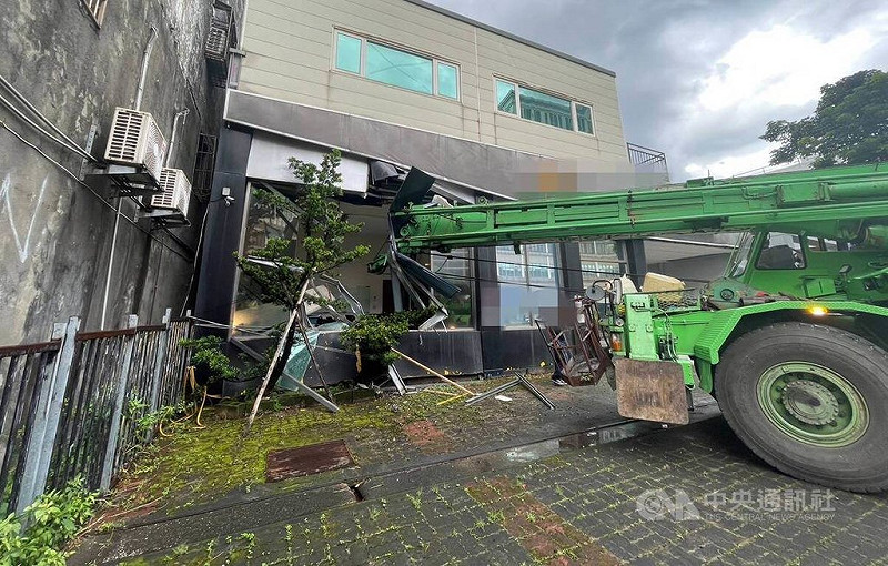 1輛大型吊車2日行經台北市南港路三段一帶時，疑因煞車失靈先是衝撞路燈後又撞毀民宅1樓窗戶，最終卡在人行道上，駕駛酒測值為零，詳細肇事原因仍待查。（翻攝畫面）中央社記者劉建邦傳真  114年8月2日   