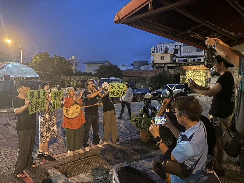 台灣民眾黨2日晚間在屏東縣恆春鎮西門廣場舉辦核三廠延役公投說明會,場外則有反核人士高舉「別惹屏東人」等標語到場抗議。(民眾提供)