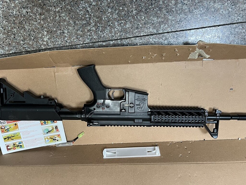 台中市南屯區文心拖吊保管場警衛室窗戶2日中午遭人持槍射擊，造成1名保全手部受傷，警方獲報追緝，追出37歲陳姓男子涉案，並進一步查扣作案用空氣長槍。（民眾提供）中央社記者郝雪卿傳真  114年8月2日   