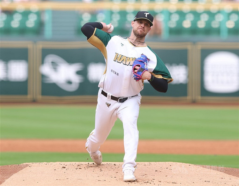 台鋼雄鷹洋投後勁（Bradin Hagens）（圖），2日面對味全龍繳出5局僅失1分好投，不僅如願成為中職本季首名達標10勝投手，更締造個人跨季20連勝紀錄。（中央社檔案照片）   