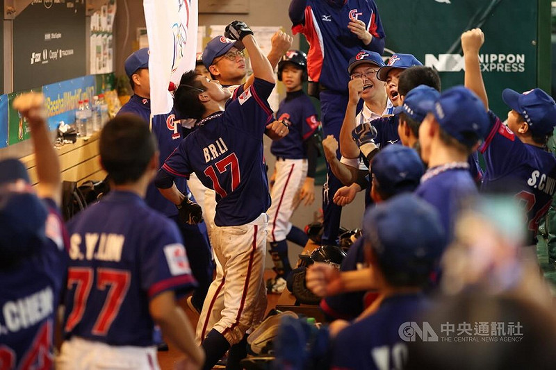 U12世界盃棒球賽在台南，台灣隊2日晚間複賽交手韓國隊，雙方比數一路緊咬至延長賽，台灣小將9局上半把握機會灌進7分，讓全隊都士氣大振。   圖:中央社提供