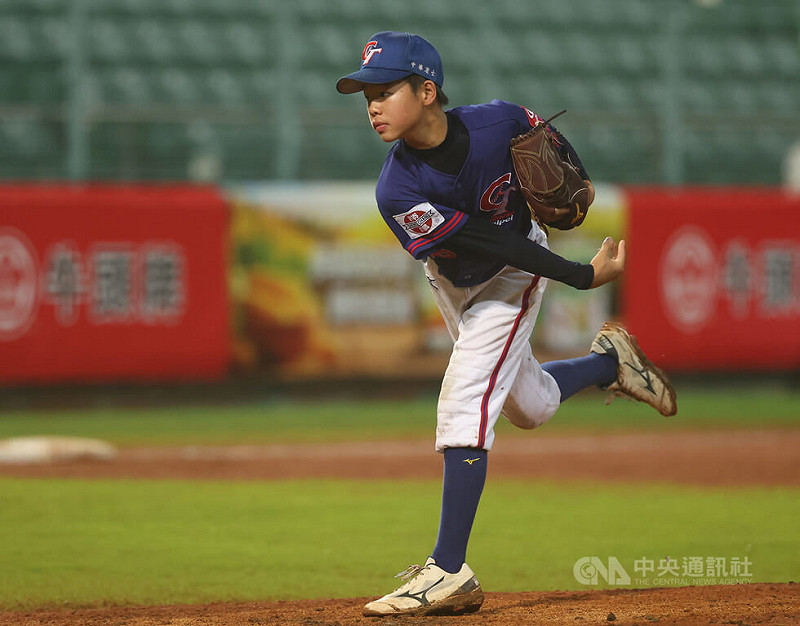 U12世界盃棒球賽台灣隊2日在超級循環賽複賽出戰韓國隊,台灣小將謝承濬(圖)在比賽4局時登板中繼。中央社記者張新偉攝 114年8月2日
