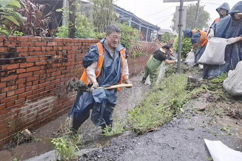 民進黨重返災區拚行動，志工禁競選背心、何博文親赴現場清淤。   圖：民進黨提供