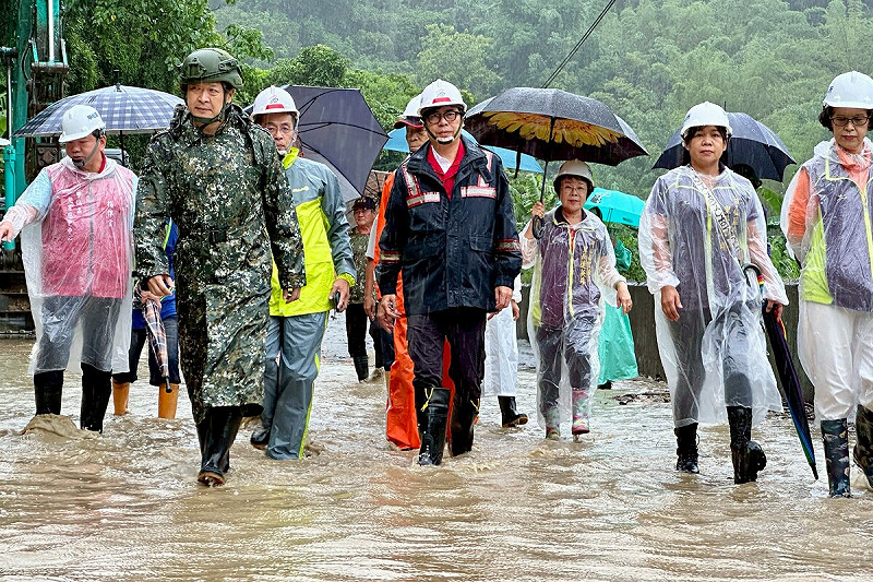 陳其邁(中)深入山區涉水實地了解災情。   圖：高雄市政府/提供