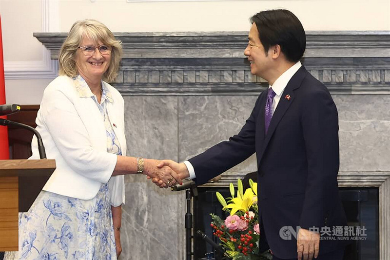 法國國民議會友台小組6月訪台，主席巴緹斯黛（左）與總統賴清德（右）握手致意。（中央社檔案照片）   圖：中央社提供