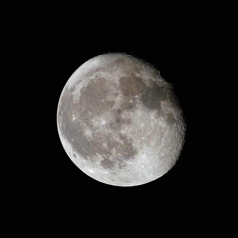 國家太空中心啟動首個月球探勘任務，規劃將2個科學任務酬載儀器，整合進月球著陸器，最快2028年發射升空。    （圖取自Pixabay圖庫）