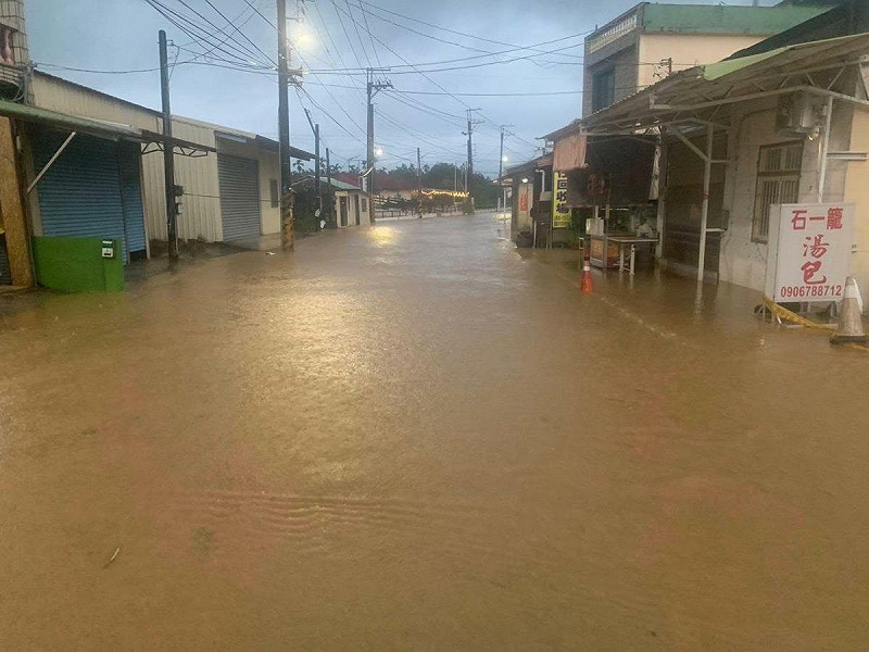屏東縣多地出現道路積水、土石滑落與倒塌災情。   圖：翻攝自 FB @i屏東～愛屏東