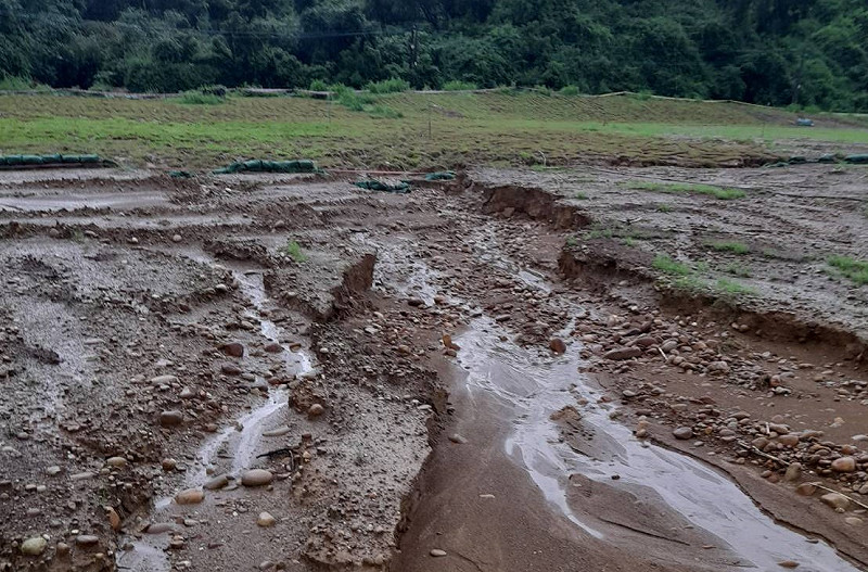 大樹和山里光電案場水土保持禁不起連日大雨又被打回原形，回到先前邊坡崩落，土石泥流宣洩而下的狀況。   圖：柯志恩辦公室/提供