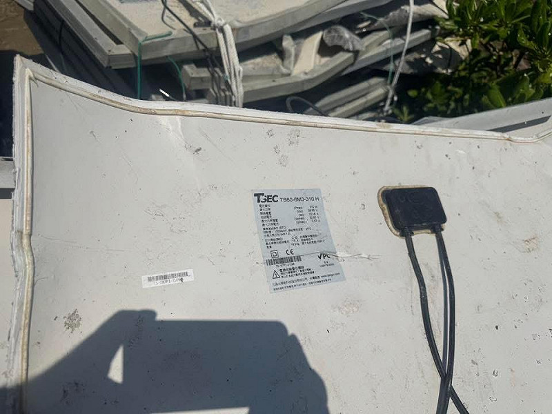 彭啟明指出每片光電板都有序號做追蹤。 圖:翻攝自 FB 彭啟明指出每片光電板都有序號做追蹤。 圖:翻攝自 FB