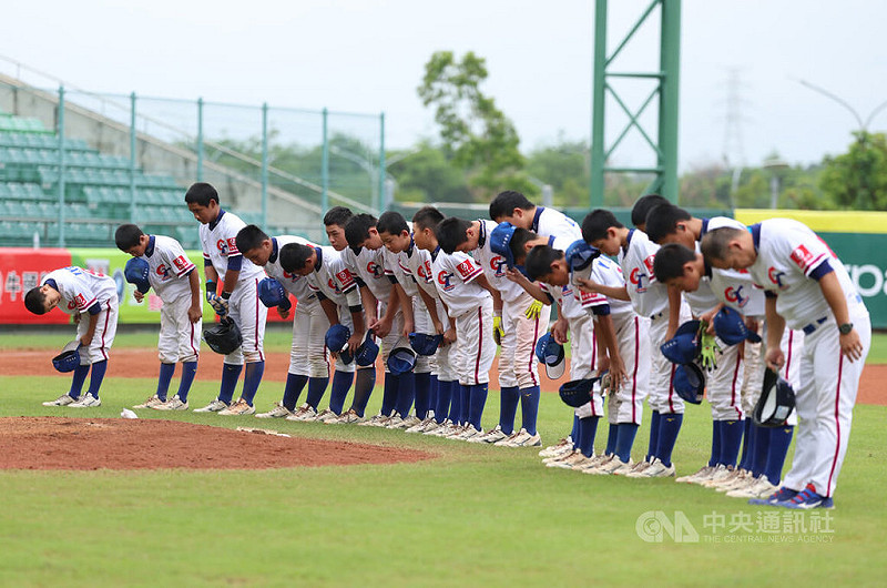 U12世界盃棒球賽季軍戰,台灣與韓國3日在台南亞太國際棒球訓練中心交手,台灣隊不敵韓國隊,賽後鞠躬致意。中央社記者張新偉攝 114年8月3日