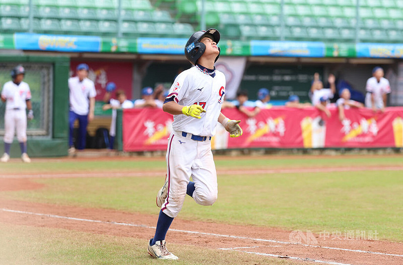 U12世界盃棒球賽季軍戰,台灣與韓國3日在台南亞太國際棒球訓練中心交手,6局下台灣隊最後一個打席李秉容遭接殺出局後,仰頭吶喊。終場以0比2不敵韓國、排名第4,韓國隊奪下季軍。中央社記者張新偉攝 114年8月3日