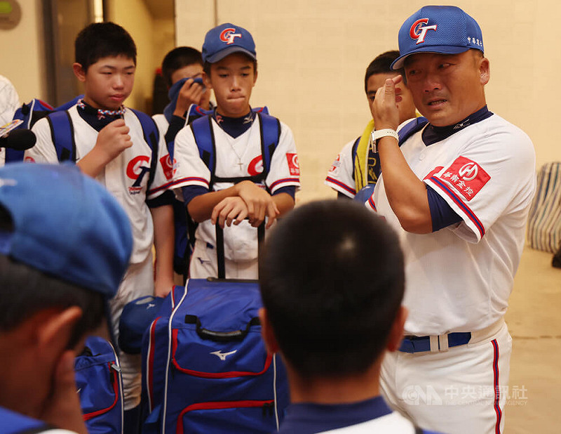 U12世界盃棒球賽季軍戰,台灣與韓國3日在台南亞太國際棒球訓練中心交手,台灣隊不敵韓國隊,賽後被禁賽的台灣隊總教練章子健(右)與選手鼓勵喊話,一度落淚。中央社記者張新偉攝 114年8月3日