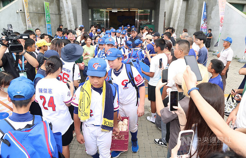 U12世界盃棒球賽季軍戰,台灣與韓國3日在台南亞太國際棒球訓練中心交手,台灣隊不敵韓國隊,台灣隊球迷在球場外等待球員出來,夾道鼓勵選手。中央社記者張新偉攝 114年8月3日