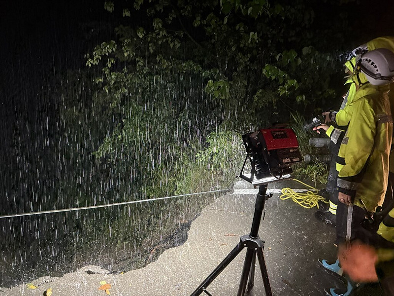 台20線南橫公路桃源路段7月30日晚間疑因路基掏空發生車輛墜谷意外。   圖：高雄市消防局提供