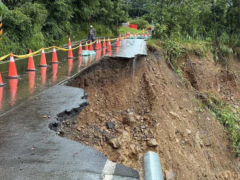 台20線南橫公路日前有車輛墜谷,李姓一家5口疑均罹難。搜救人員尋獲部分人員遺體,並找到疑似墜谷車輛。3日上午因山區雨勢過大等因素,目前暫停搜救,待下午再行評估。 圖:高雄市消防局提供/中央社
