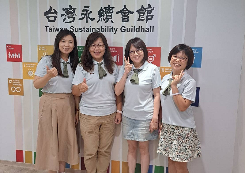 仁武國小推動校園永續教師與行政團隊。   圖：高雄市教育局/提供