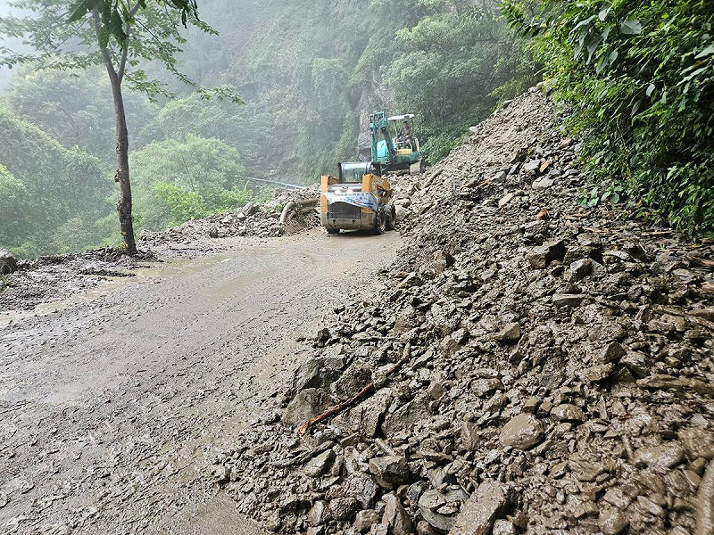 公路局指出，目前預警性封閉路段9處、道路災阻路段4處；另外，高雄市和南投縣3路段都有出現道路災情。(圖為台20臨105線12K 350禮觀路段)   圖：公路局／提供