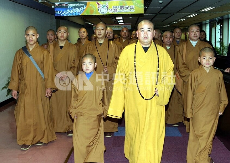 中國河南嵩山少林寺前住持釋永信落馬後，少林寺多個收費項目被取消。圖為釋永信（前排中）2004年訪台畫面。（中央社檔案照片）   