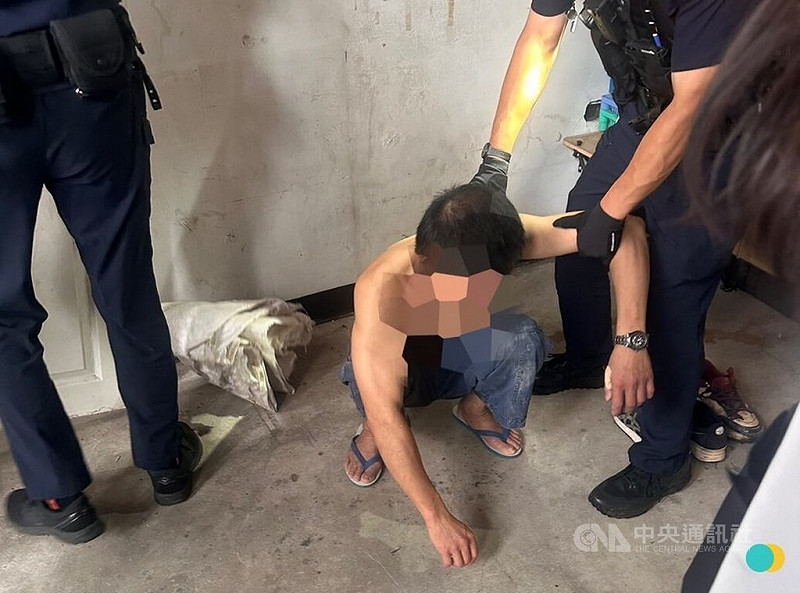 新北市廖姓通緝犯（蹲者）騎機車遭警攔查，涉拒檢拖行員警並加速逃逸，遭警循線緝獲送辦。（翻攝照片）中央社記者王鴻國傳真 114年8月3日   