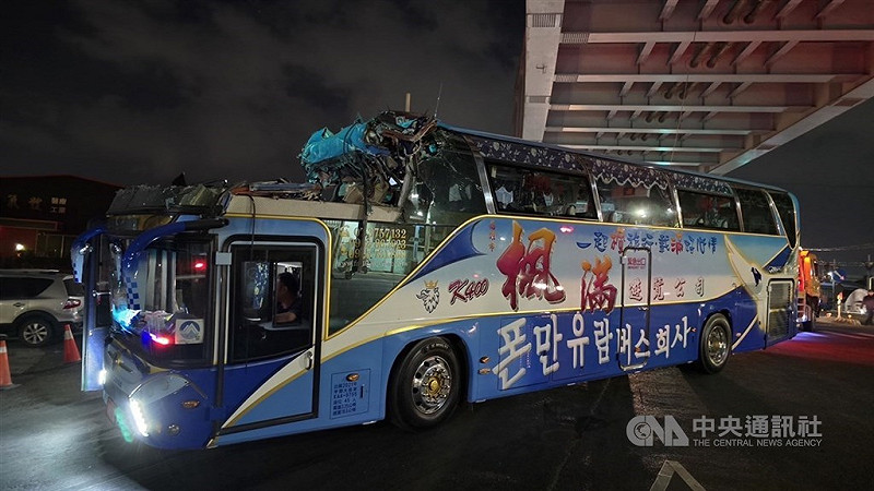 高雄市1輛遊覽車民國113年間行經高雄市仁武區自撞涵洞，車頭嚴重毀損，造成14人輕重傷、周姓男子死亡，案經橋頭地方法院審理，鄧姓遊覽車駕駛遭依過失致人於死罪，處7月徒刑，緩刑2年。（中央社檔案照片）   