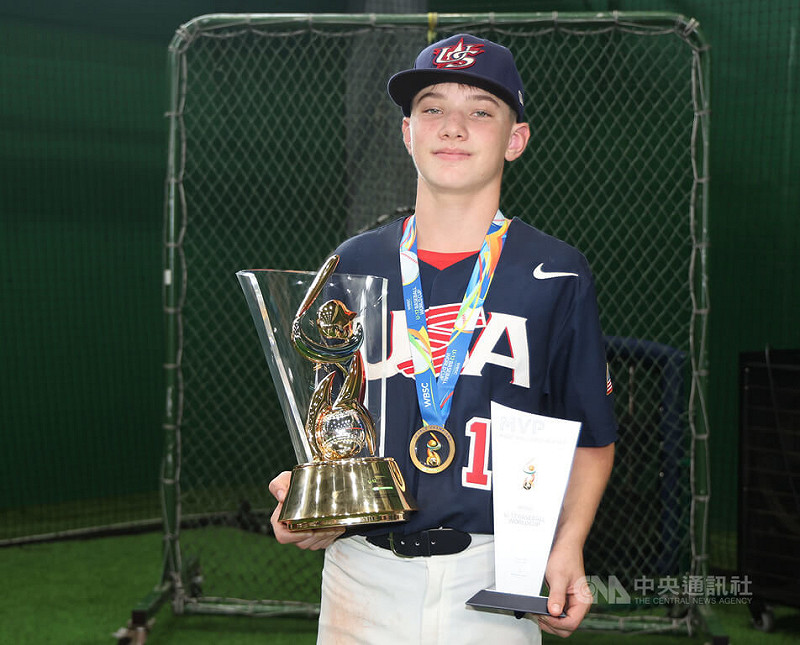 U12世界盃棒球賽美國隊3日以7比1擊敗日本隊，奪下隊史第6冠，奇科德羅夫（Christopher Chikodroff）為賽會最有價值球員（MVP），也奪下賽會打擊王、全明星隊外野手獎。中央社記者張新偉攝 114年8月3日   
