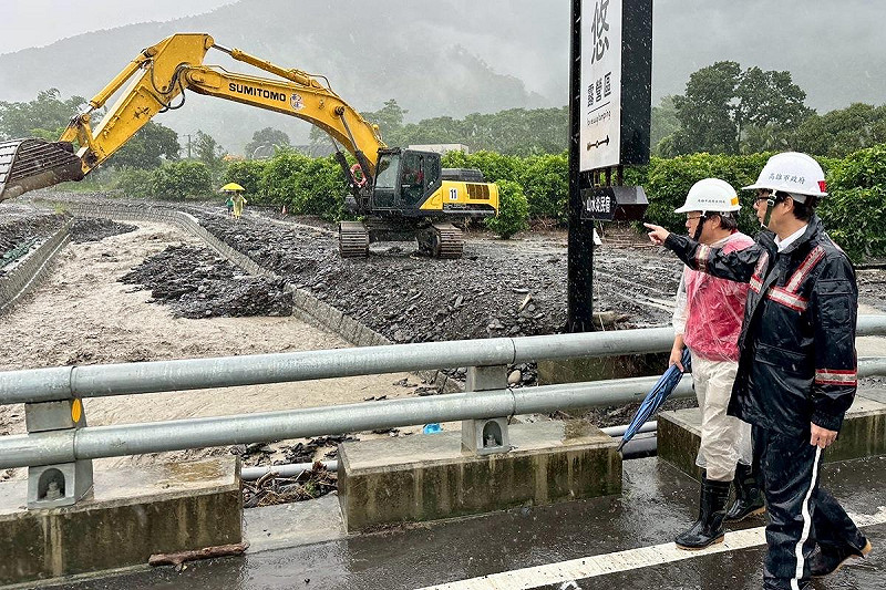 陳其邁(右一)在六龜勘災時視察野溪清疏工作。 圖:高雄市政府/提供