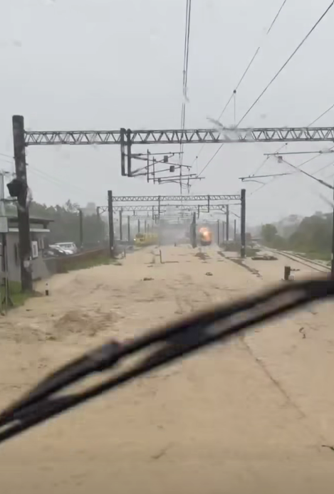 今(3)日15時7分林內站區間受豪大雨影響水淹軌面，致斗六至二水間雙線暫時不通。   圖：取自台灣便當管理局-附屬鐵路部