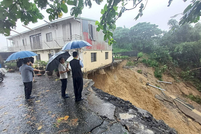 中南部持續豪雨，台南市柳營區旭山里一處民宅2日晚間發生地基掏空、邊坡土石滑落情形，區公所與相關單位人員3日前往會勘，為避免後續可能災害，緊急撤離住戶共8人。（柳營區公所提供）中央社記者楊思瑞台南傳真　114年8月3日   