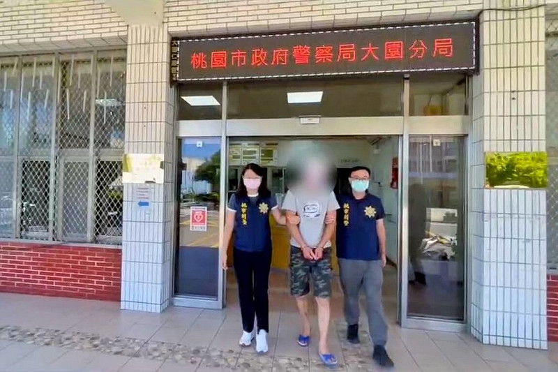 桃園地方檢察署接獲桃園市警局大園分局通報，陳姓男子因故持刀殺害派遣工盧姓及林姓男子，經檢察官率同法醫前往相驗，以及至現場勘查蒐證，並訊問陳姓被告及證人後，認為涉有刑法殺人罪嫌重大，且有串證、逃亡及反覆實施犯罪之虞，3日向法院聲請羈押禁見獲准。（桃園市警局大園分局提供）中央社記者吳睿騏桃園傳真　114年8月3日   