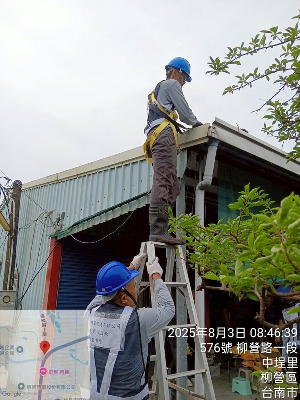 行政院「雲嘉南災後復原前進指揮所整合中央單位」與臺南市17區公所,動員109家修繕廠商投入災屋修繕。 圖:行政院提供 行政院「雲嘉南災後復原前進指揮所整合中央單位」與臺南市17區公所,動員109家修繕廠商投入災屋修繕。 圖:行政院提供
