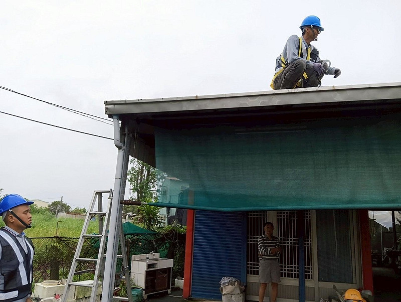 行政院「雲嘉南災後復原前進指揮所整合中央單位」與臺南市17區公所,動員109家修繕廠商投入災屋修繕。 圖:行政院提供 行政院「雲嘉南災後復原前進指揮所整合中央單位」與臺南市17區公所,動員109家修繕廠商投入災屋修繕。 圖:行政院提供