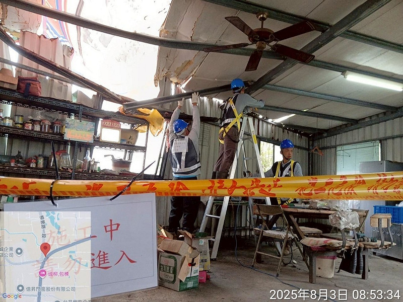 行政院「雲嘉南災後復原前進指揮所整合中央單位」與臺南市17區公所,動員109家修繕廠商投入災屋修繕。 圖:行政院提供 行政院「雲嘉南災後復原前進指揮所整合中央單位」與臺南市17區公所,動員109家修繕廠商投入災屋修繕。 圖:行政院提供