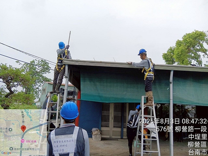 行政院「雲嘉南災後復原前進指揮所整合中央單位」與臺南市17區公所，動員109家修繕廠商投入災屋修繕。   圖：行政院提供